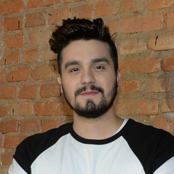 Luan Santana adiou os planos de casamento com a estudante Jade Magalhães