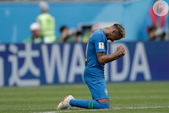 Neymar chorou em campo após o jogo contra a Costa Rica
