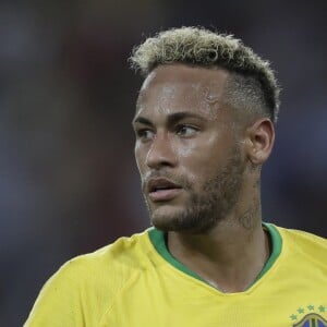 Neymar foi a campo nos dois últimos jogos usando os fios loiros e curtos