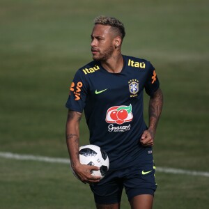 Neymar ainda usava os fios loiros no treino desta sexta-feira, 29 de junho de 2018