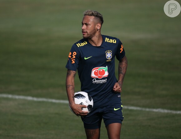 Neymar ainda usava os fios loiros no treino desta sexta-feira, 29 de junho de 2018