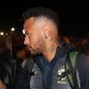 Neymar surge com cabelos castanhos em desembarque da Seleção Brasileira em Samara, na Rússia, em 30 de junho de 2018