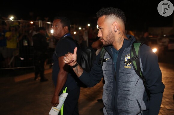 Neymar surge com cabelos castanhos em desembarque da Seleção Brasileira em Samara, na Rússia, em 30 de junho de 2018