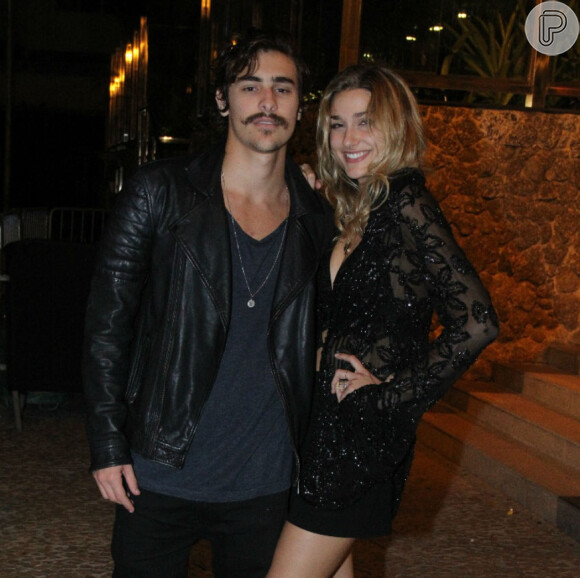 Sasha Meneghel e o namorado, Bruno Montaleone, escolheram look preto para festa de Marina Ruy Barbosa