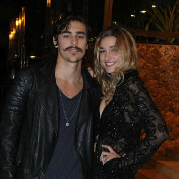 Sasha Meneghel e o namorado, Bruno Montaleone, escolheram look preto para festa de Marina Ruy Barbosa