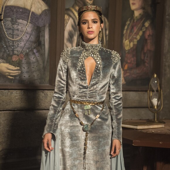Bruna Marquezine precisou voltar ao Brasil para gravar a reta final da novela 'Deus Salve o Rei'