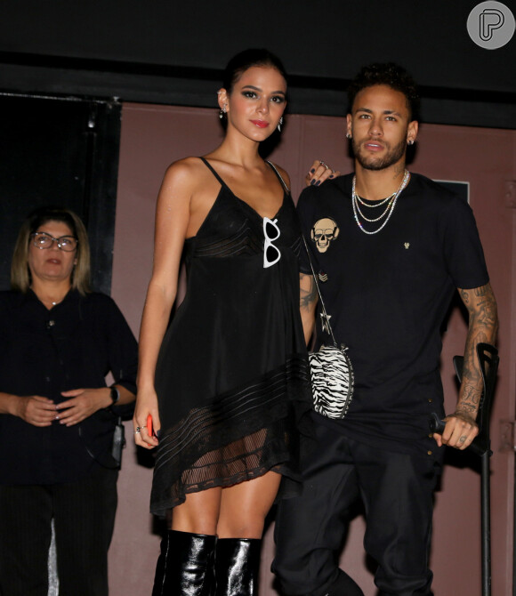 Bruna Marquezine disse que não tem pressa para formalizar casamento com Neymar