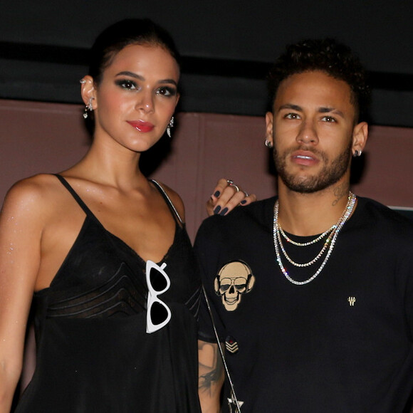 Bruna Marquezine disse que não tem pressa para formalizar casamento com Neymar