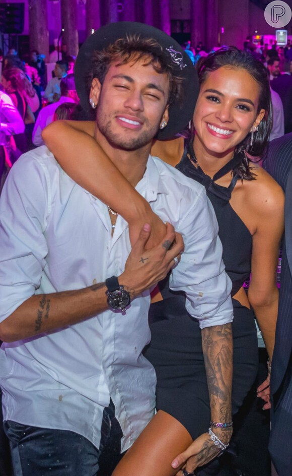 Bruna Marquezine comentou foto do namorado, Neymar, no Instagram neste domingo, 1 de julho e 2018