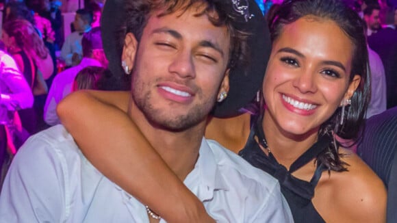 Neymar posta foto com bola e Marquezine comenta: 'Nunca quis tanto ser uma'