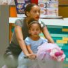 Tais Araújo passeia com Maria Antônia, de 3 anos, em shopping