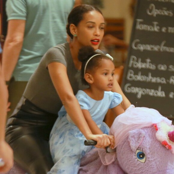 Semelhança de Tais Araújo com a filha Maria Antônia, de 3 anos, impressiona