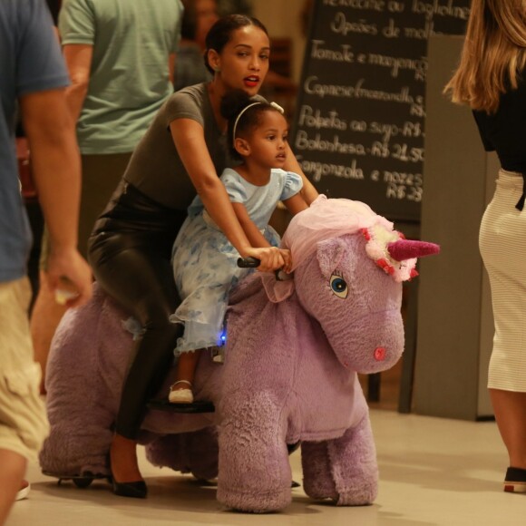 Tais Araújo brinca com a filha, Maria Antônia, de 3 anos