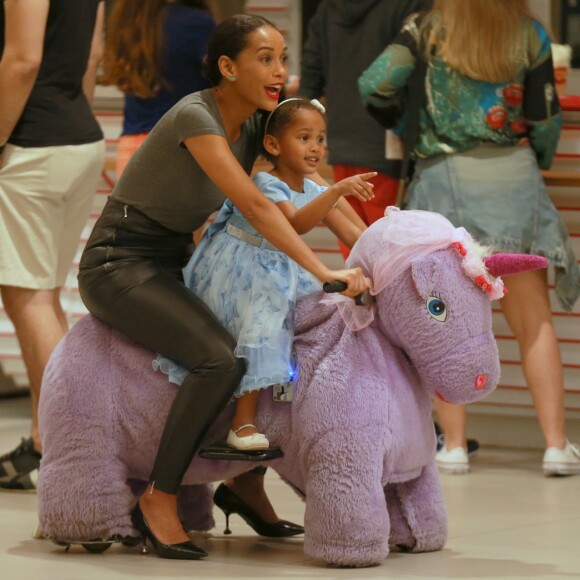 Tais Araújo é fotografada com a filha, Maria Antônia