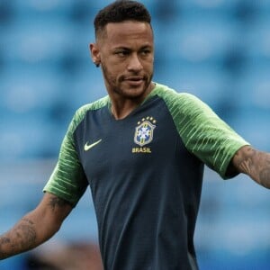 Neymar mudou o cabelo para a partida entre Brasil e México