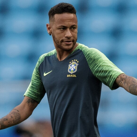Neymar mudou o cabelo para a partida entre Brasil e México