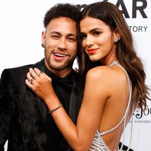 Bruna Marquezine 'protesta' contra pisão em Neymar durante jogo: 'Não encosta no meu namorado'