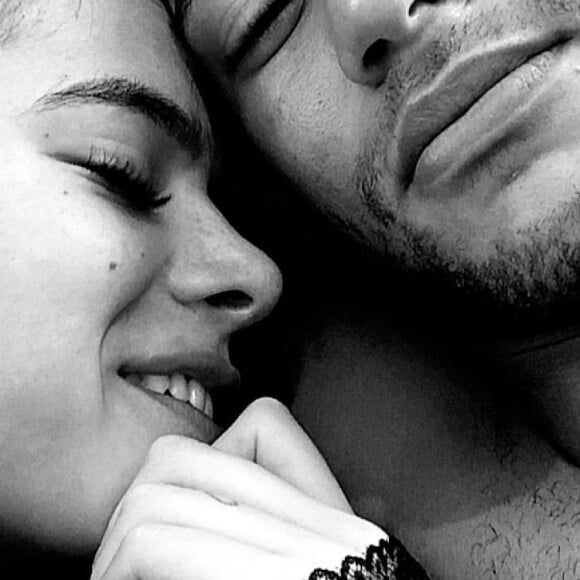 Neymar lamenta saudade de Bruna Marquezine com foto dos dois em preto e branco