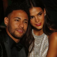 Neymar lamenta distância de namorada, Bruna Marquezine, com foto: 'Saudades'