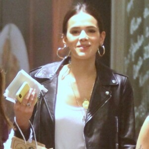 Bruna Marquezine aposta em argola de coração para acompanhar jogos do Brasil