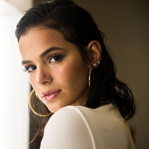 Bruna Marquezine é adepta da tendência das argolas