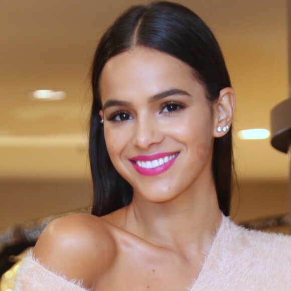 'Gostaria de pegar a Bruna Marquezine e a Sabrina Sato. A Bruna seria uma pegação mais romântica, porque sou muito apaixonada por ela, e com Sabrina seria mais divertida', brincou Giovanna Ewbank