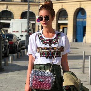 Marina Ruy Barbosa elege bolsa Valentino para passeio em Paris