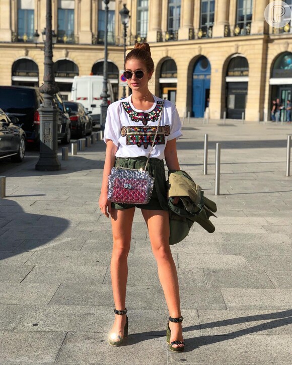 Marina Ruy Barbosa elege bolsa Valentino para passeio em Paris