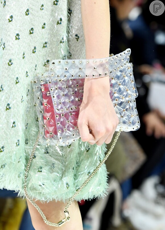 Trend: plástico transparente. A bolsa Valentino foi usada por Marina Ruy Barbosa em Paris