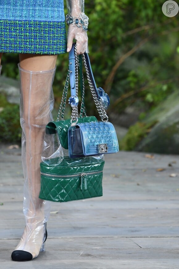 A Chanel apostou em bolsa e bota transparentes em seu desfile de primavera/verão 2018