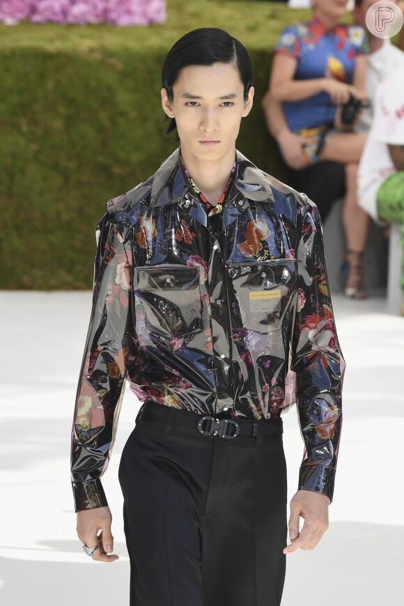 A coleção masculina da Dior, primavera/verão 2019, traz modelo de camisa em plástico fumê