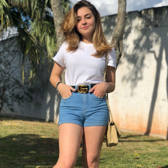 Klara Castanho, de 17 anos, contou que diminui inchaço no corpo com dranagem