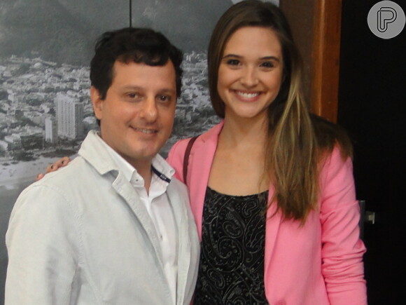 Juliana Paiva posa com o médico Claudio Ambrósio em inauguração de clínica
