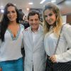 Carla Prata e Robertha Portella posam com o médico Claudio Ambrósio em inauguração de clínica