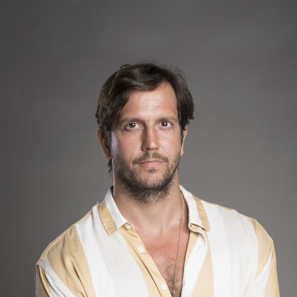 Remy (Vladimir Brichta) chantageia Karola (Deborah Secco) lhe obrigando a lhe dar R$ 100 mil e fazer um strip tease nos próximos capítulos da novela 'Segundo Sol': 'Quero me divertir!'