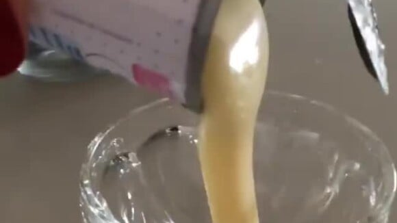 Camila Queiroz postou vídeo dispejando leite condensado em taça de vidro um mês antes de seu casamento