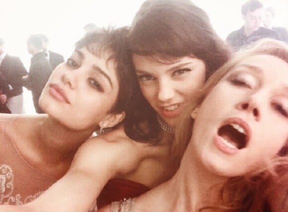 Sophia Charlotte, Laura Neiva e Camila Morgado fazer caras e bocas nos intervalos de gravação da novela 'O Rebu'