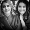 Camila Morgado e Bianca Müller sorriem para mais uma foto de roupão