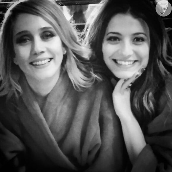 Camila Morgado e Bianca Müller sorriem para mais uma foto de roupão