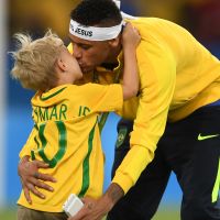 Filho de Neymar torce para o pai antes de jogo: 'Vai fazer um gol'. Vídeo!