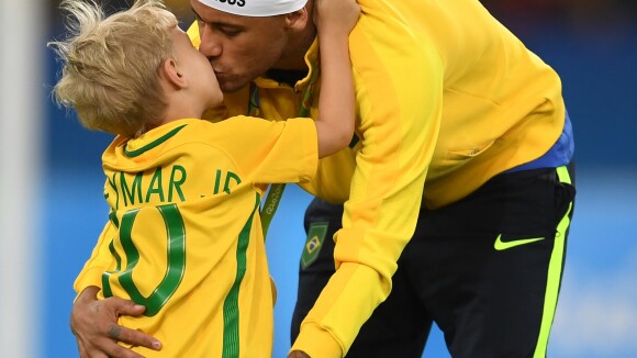 Filho de Neymar torce para o pai antes de jogo: 'Vai fazer um gol'. Vídeo!