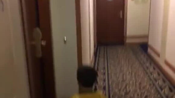 Fernanda Gentil brinca com filho Gabriel em hotel na Rússia