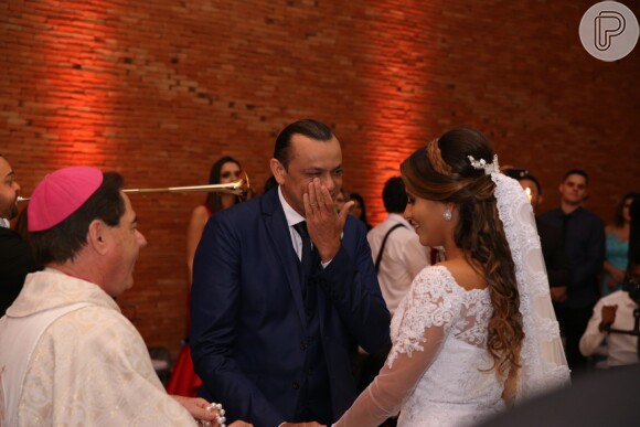 Frank Aguiar se emocionou em seu casamento com a estudante Carol Santos