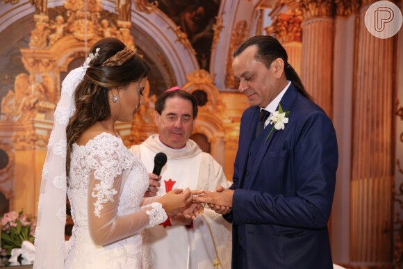 Agora mulher de Frank Aguiar, Carol Santos usou um vestido modelo sereia em seu casamento