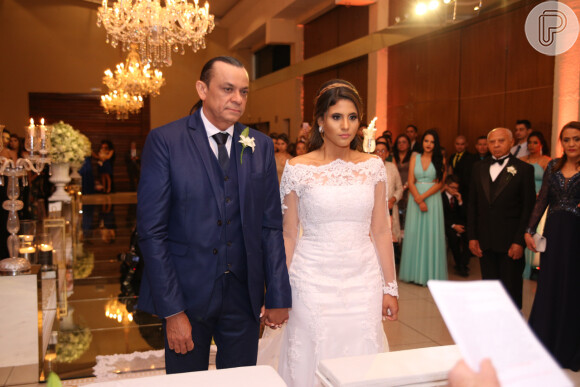 Frank Aguiar e a estudante Carol Santos se casaram em cerimônia celebrada pelo Monsenhor Boanerges Waldemar Bueno
