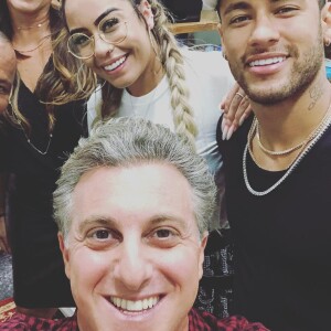 Luciano Huck mandou mensagem de apoio a Neymar e à Seleção Brasileira após eliminação na Copa