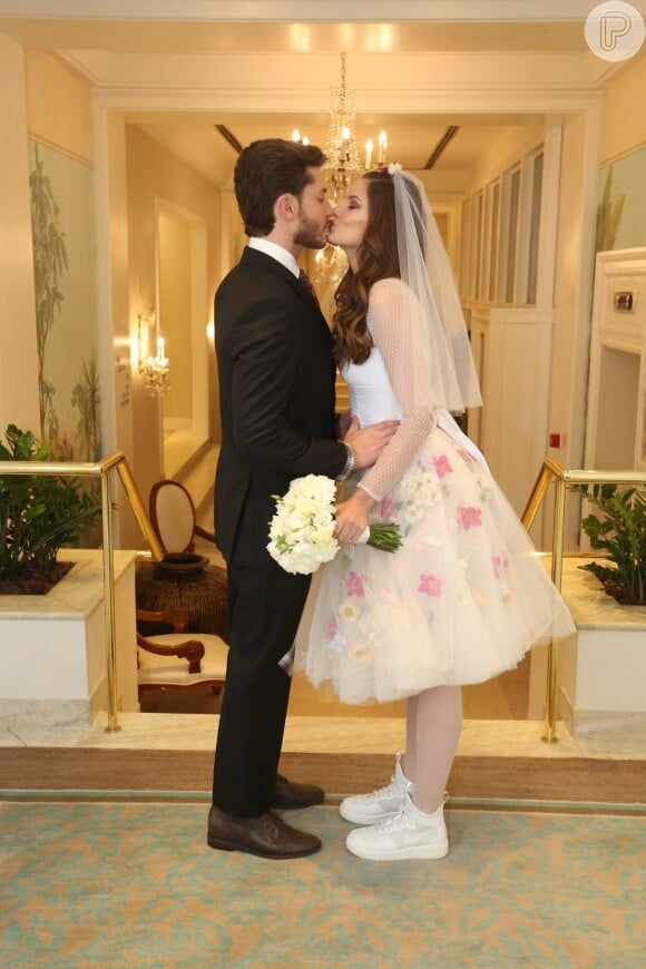 Camila Queiroz e Klebber Toledo trocaram beijos antes do 'segundo casamento'