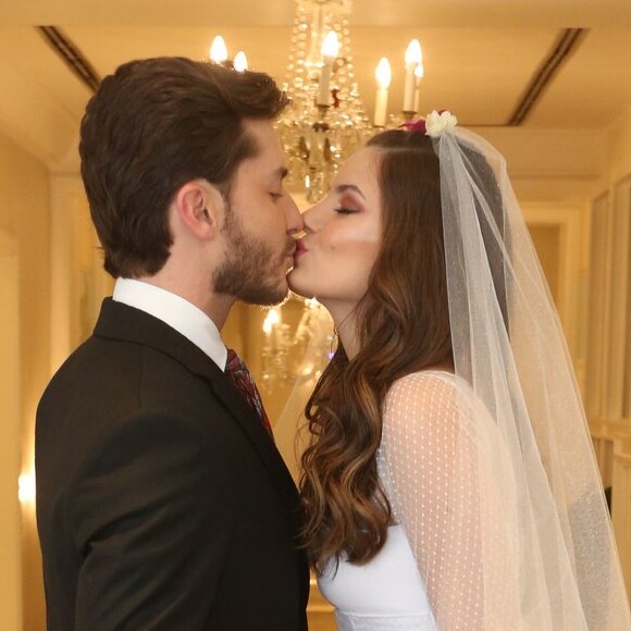 Camila Queiroz e Klebber Toledo trocaram beijos antes do 'segundo casamento'