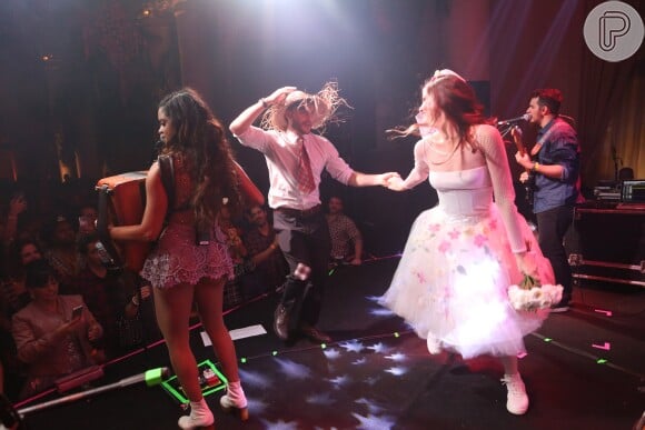 Camila Queiroz e Klebber Toledo dançaram quadrilha em festa julina em hotel do Rio