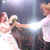 Camila Queiroz e Klebber Toledo repetiram o casamento em festa julina em hotel do Rio
